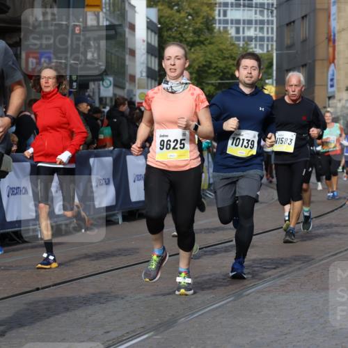 05.10.2025 - 20. swb-Marathon Bremen Strokosch-Dieckow http://msf.ph/oto/9242457 05.10.2025 10:57:33 Ziel 9000, 9309, 9625, 9747, 9904, 9914, 9962, 10139, 10694, 10739, 10754, 11352, 11360, 11583 meine-sportfotos.de