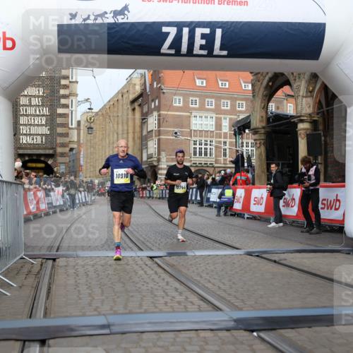 05.10.2025 - 20. swb-Marathon Bremen Yannick Fuchs http://msf.ph/oto/9242482 05.10.2025 10:41:34 Ziel 10744, 10910 meine-sportfotos.de