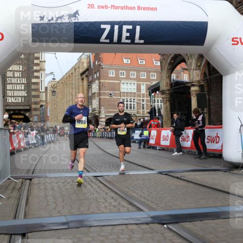 05.10.2025 - 20. swb-Marathon Bremen Yannick Fuchs http://msf.ph/oto/9242527 05.10.2025 10:41:34 Ziel 10744, 10910 meine-sportfotos.de