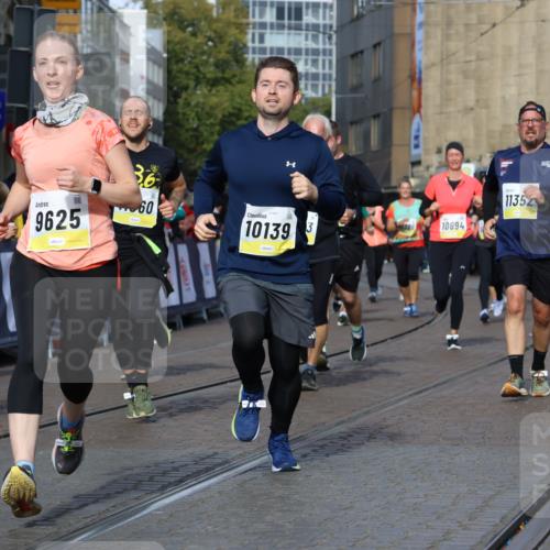 05.10.2025 - 20. swb-Marathon Bremen Strokosch-Dieckow http://msf.ph/oto/9242536 05.10.2025 10:57:33 Ziel 9000, 9309, 9625, 9747, 9904, 9914, 9962, 10139, 10694, 10739, 10754, 11352, 11360, 11583 meine-sportfotos.de