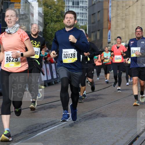 05.10.2025 - 20. swb-Marathon Bremen Strokosch-Dieckow http://msf.ph/oto/9242570 05.10.2025 10:57:33 Ziel 9000, 9309, 9625, 9747, 9904, 9914, 9962, 10139, 10694, 10739, 10754, 11352, 11360, 11583 meine-sportfotos.de