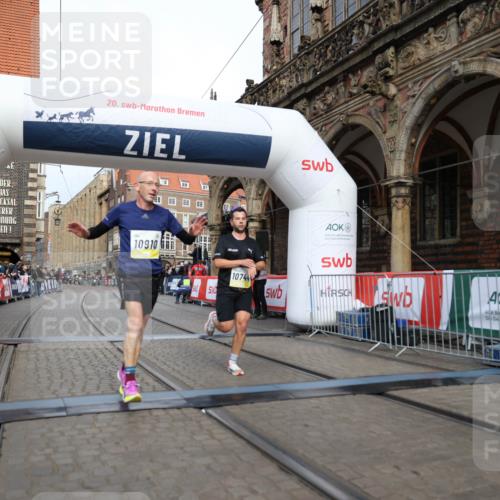 05.10.2025 - 20. swb-Marathon Bremen Yannick Fuchs http://msf.ph/oto/9242657 05.10.2025 10:41:35 Ziel 10744, 10910 meine-sportfotos.de