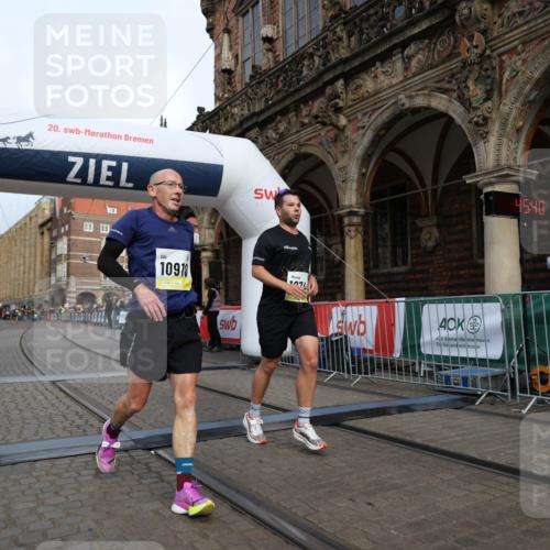 05.10.2025 - 20. swb-Marathon Bremen Yannick Fuchs http://msf.ph/oto/9242718 05.10.2025 10:41:36 Ziel 10744, 10910 meine-sportfotos.de