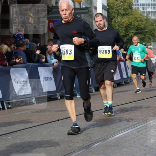05.10.2025 - 20. swb-Marathon Bremen Strokosch-Dieckow http://msf.ph/oto/9242720 05.10.2025 10:57:36 Ziel 9309, 9372, 9585, 9747, 9904, 9914, 9943, 9962, 10225, 10250, 10329, 10555, 10694, 10739, 10754, 11352, 11360, 11520, 11521, 11583 meine-sportfotos.de