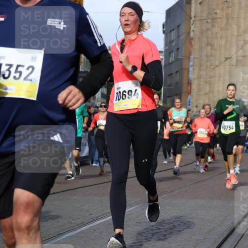 05.10.2025 - 20. swb-Marathon Bremen Strokosch-Dieckow http://msf.ph/oto/9242751 05.10.2025 10:57:39 Ziel 9309, 9372, 9585, 9747, 9943, 9979, 10225, 10250, 10329, 10341, 10555, 10694, 10754, 11352, 11520, 11521, 11583, 11731 meine-sportfotos.de
