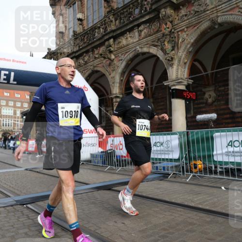 05.10.2025 - 20. swb-Marathon Bremen Yannick Fuchs http://msf.ph/oto/9242759 05.10.2025 10:41:36 Ziel 10744, 10910 meine-sportfotos.de