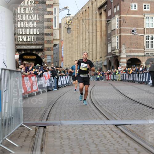 05.10.2025 - 20. swb-Marathon Bremen Yannick Fuchs http://msf.ph/oto/9242768 05.10.2025 10:41:47 Ziel 11701 meine-sportfotos.de