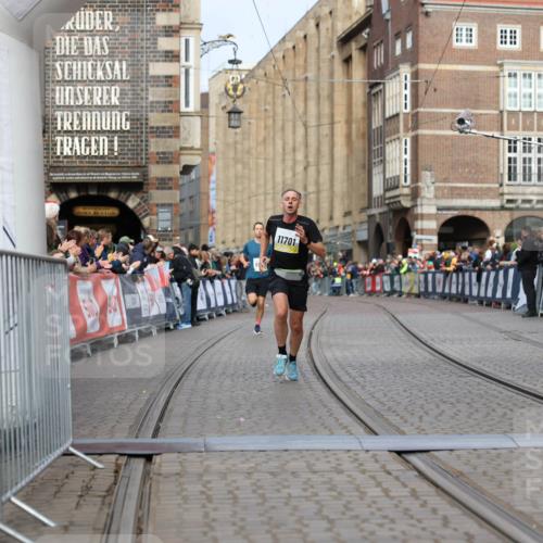 05.10.2025 - 20. swb-Marathon Bremen Yannick Fuchs http://msf.ph/oto/9242778 05.10.2025 10:41:47 Ziel 11701 meine-sportfotos.de