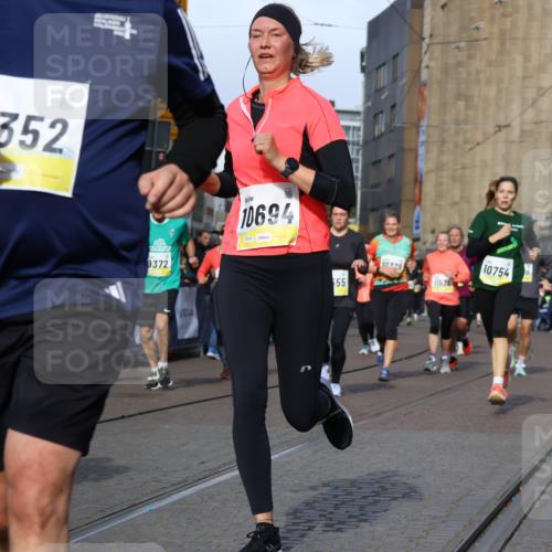 05.10.2025 - 20. swb-Marathon Bremen Strokosch-Dieckow http://msf.ph/oto/9242787 05.10.2025 10:57:39 Ziel 9309, 9372, 9585, 9747, 9943, 9979, 10225, 10250, 10329, 10341, 10555, 10694, 10754, 11352, 11520, 11521, 11583, 11731 meine-sportfotos.de