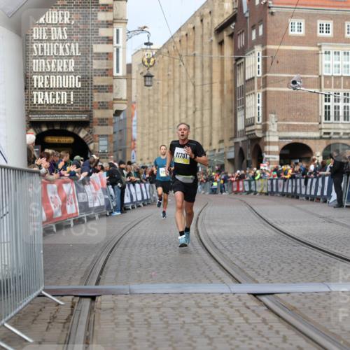 05.10.2025 - 20. swb-Marathon Bremen Yannick Fuchs http://msf.ph/oto/9242788 05.10.2025 10:41:47 Ziel 11701 meine-sportfotos.de