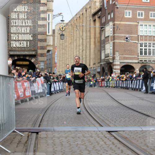 05.10.2025 - 20. swb-Marathon Bremen Yannick Fuchs http://msf.ph/oto/9242809 05.10.2025 10:41:47 Ziel 11701 meine-sportfotos.de