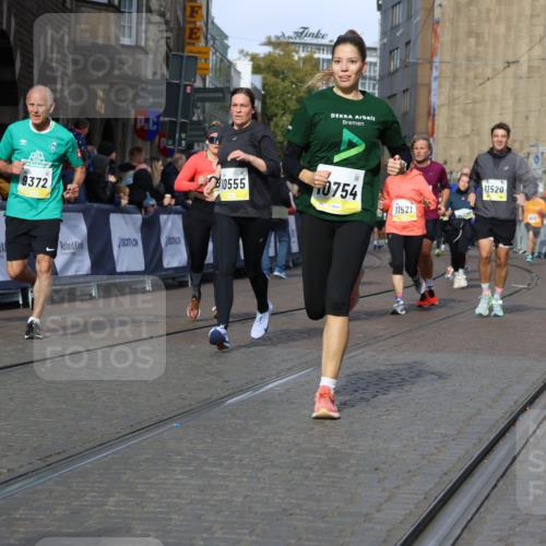05.10.2025 - 20. swb-Marathon Bremen Strokosch-Dieckow http://msf.ph/oto/9242831 05.10.2025 10:57:40 Ziel 9309, 9372, 9585, 9943, 9979, 10225, 10250, 10329, 10341, 10555, 10694, 10754, 11352, 11520, 11521, 11583, 11731 meine-sportfotos.de