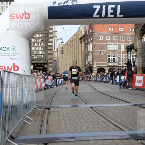 05.10.2025 - 20. swb-Marathon Bremen Yannick Fuchs http://msf.ph/oto/9242842 05.10.2025 10:41:48 Ziel 9253, 11701 meine-sportfotos.de