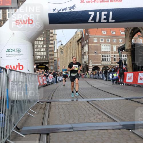 05.10.2025 - 20. swb-Marathon Bremen Yannick Fuchs http://msf.ph/oto/9242875 05.10.2025 10:41:48 Ziel 9253, 11701 meine-sportfotos.de
