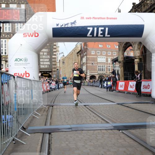 05.10.2025 - 20. swb-Marathon Bremen Yannick Fuchs http://msf.ph/oto/9242885 05.10.2025 10:41:48 Ziel 9253, 11701 meine-sportfotos.de