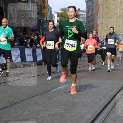 05.10.2025 - 20. swb-Marathon Bremen Strokosch-Dieckow http://msf.ph/oto/9242905 05.10.2025 10:57:40 Ziel 9309, 9372, 9585, 9943, 9979, 10225, 10250, 10329, 10341, 10555, 10694, 10754, 11352, 11520, 11521, 11583, 11731 meine-sportfotos.de