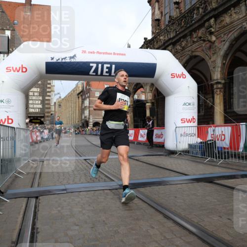 05.10.2025 - 20. swb-Marathon Bremen Yannick Fuchs http://msf.ph/oto/9242971 05.10.2025 10:41:49 Ziel 9253, 11701 meine-sportfotos.de
