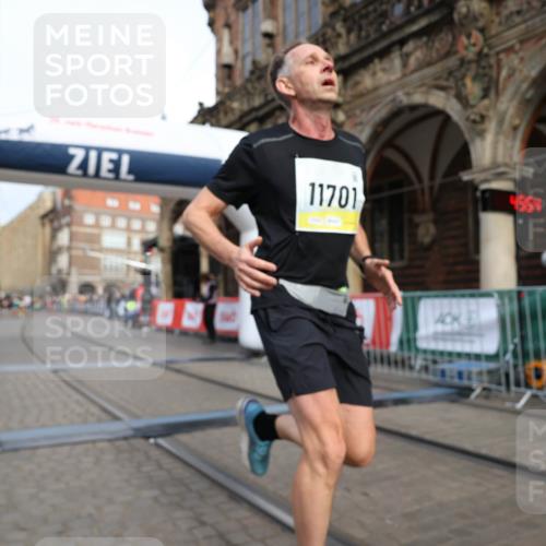 05.10.2025 - 20. swb-Marathon Bremen Yannick Fuchs http://msf.ph/oto/9242983 05.10.2025 10:41:50 Ziel 9253, 11701 meine-sportfotos.de