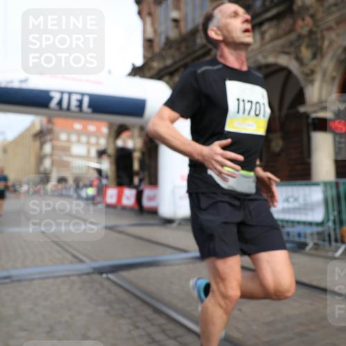 05.10.2025 - 20. swb-Marathon Bremen Yannick Fuchs http://msf.ph/oto/9242998 05.10.2025 10:41:50 Ziel 9253, 11701 meine-sportfotos.de