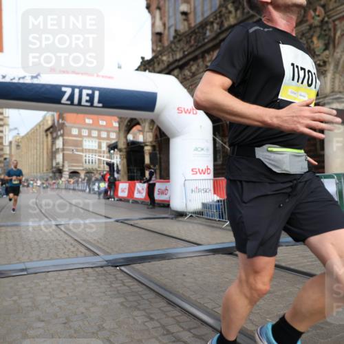 05.10.2025 - 20. swb-Marathon Bremen Yannick Fuchs http://msf.ph/oto/9243008 05.10.2025 10:41:50 Ziel 9253, 11701 meine-sportfotos.de