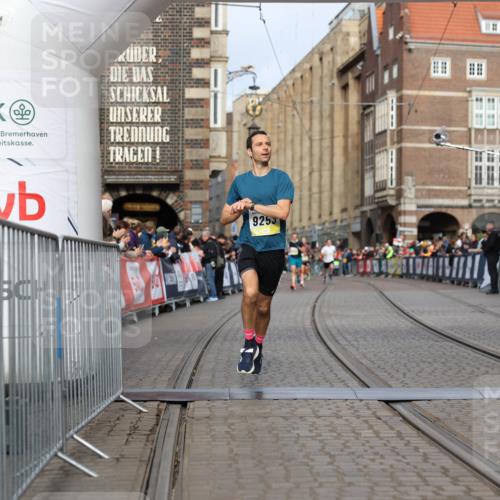 05.10.2025 - 20. swb-Marathon Bremen Yannick Fuchs http://msf.ph/oto/9243019 05.10.2025 10:41:51 Ziel 9253, 11701 meine-sportfotos.de