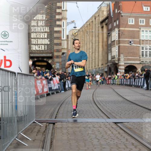 05.10.2025 - 20. swb-Marathon Bremen Yannick Fuchs http://msf.ph/oto/9243028 05.10.2025 10:41:51 Ziel 9253, 11701 meine-sportfotos.de