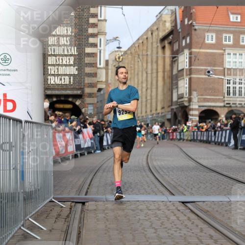 05.10.2025 - 20. swb-Marathon Bremen Yannick Fuchs http://msf.ph/oto/9243038 05.10.2025 10:41:51 Ziel 9253, 11701 meine-sportfotos.de