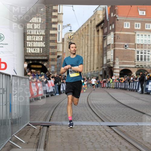 05.10.2025 - 20. swb-Marathon Bremen Yannick Fuchs http://msf.ph/oto/9243045 05.10.2025 10:41:51 Ziel 9253, 11701 meine-sportfotos.de