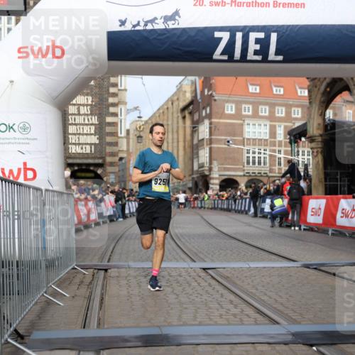 05.10.2025 - 20. swb-Marathon Bremen Yannick Fuchs http://msf.ph/oto/9243053 05.10.2025 10:41:51 Ziel 9253, 11701 meine-sportfotos.de