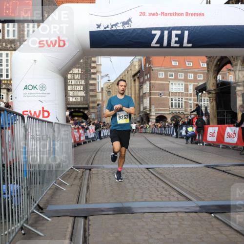 05.10.2025 - 20. swb-Marathon Bremen Yannick Fuchs http://msf.ph/oto/9243073 05.10.2025 10:41:51 Ziel 9253, 11701 meine-sportfotos.de