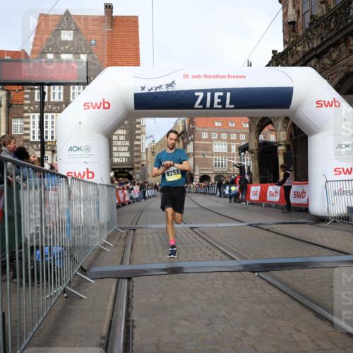 05.10.2025 - 20. swb-Marathon Bremen Yannick Fuchs http://msf.ph/oto/9243085 05.10.2025 10:41:52 Ziel 9253, 11701 meine-sportfotos.de