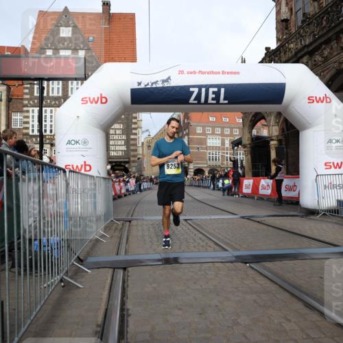 05.10.2025 - 20. swb-Marathon Bremen Yannick Fuchs http://msf.ph/oto/9243104 05.10.2025 10:41:52 Ziel 9253, 11701 meine-sportfotos.de