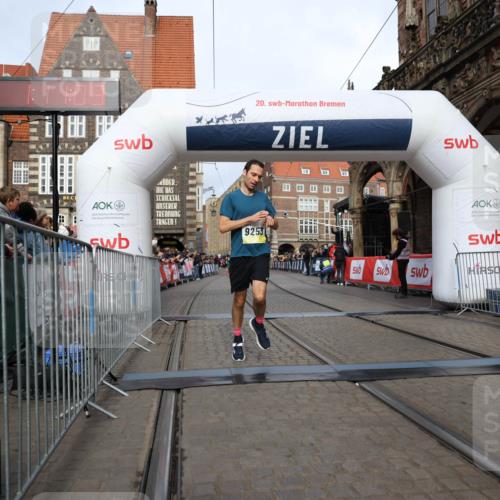 05.10.2025 - 20. swb-Marathon Bremen Yannick Fuchs http://msf.ph/oto/9243114 05.10.2025 10:41:52 Ziel 9253, 11701 meine-sportfotos.de