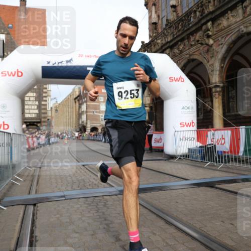 05.10.2025 - 20. swb-Marathon Bremen Yannick Fuchs http://msf.ph/oto/9243126 05.10.2025 10:41:53 Ziel 9253, 11701 meine-sportfotos.de