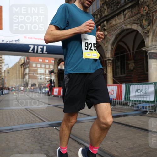 05.10.2025 - 20. swb-Marathon Bremen Yannick Fuchs http://msf.ph/oto/9243168 05.10.2025 10:41:53 Ziel 9253, 11701 meine-sportfotos.de