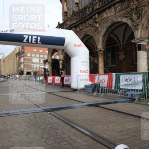 05.10.2025 - 20. swb-Marathon Bremen Yannick Fuchs http://msf.ph/oto/9243198 05.10.2025 10:41:53 Ziel 9253, 11701 meine-sportfotos.de