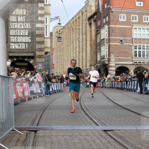 05.10.2025 - 20. swb-Marathon Bremen Yannick Fuchs http://msf.ph/oto/9243203 05.10.2025 10:41:57 Ziel 9253, 9884, 10880, 11581, 11710 meine-sportfotos.de