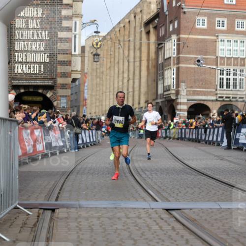 05.10.2025 - 20. swb-Marathon Bremen Yannick Fuchs http://msf.ph/oto/9243223 05.10.2025 10:41:57 Ziel 9253, 9884, 10880, 11581, 11710 meine-sportfotos.de