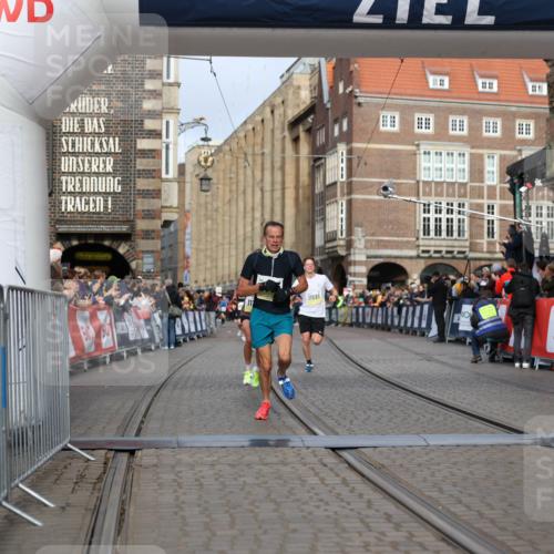 05.10.2025 - 20. swb-Marathon Bremen Yannick Fuchs http://msf.ph/oto/9243301 05.10.2025 10:41:58 Ziel 9253, 9884, 10880, 11581, 11710 meine-sportfotos.de