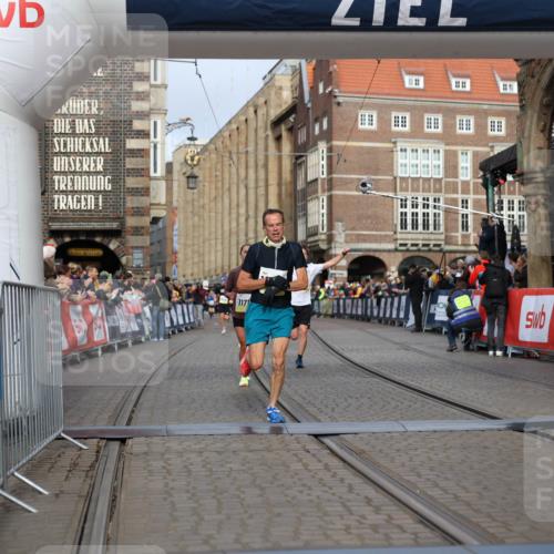 05.10.2025 - 20. swb-Marathon Bremen Yannick Fuchs http://msf.ph/oto/9243332 05.10.2025 10:41:58 Ziel 9253, 9884, 10880, 11581, 11710 meine-sportfotos.de