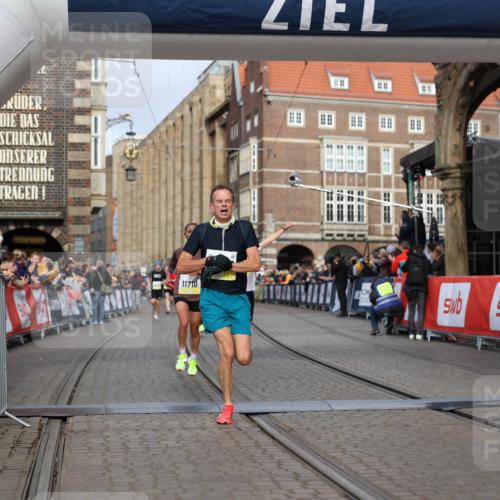 05.10.2025 - 20. swb-Marathon Bremen Yannick Fuchs http://msf.ph/oto/9243375 05.10.2025 10:41:58 Ziel 9253, 9884, 10880, 11581, 11710 meine-sportfotos.de