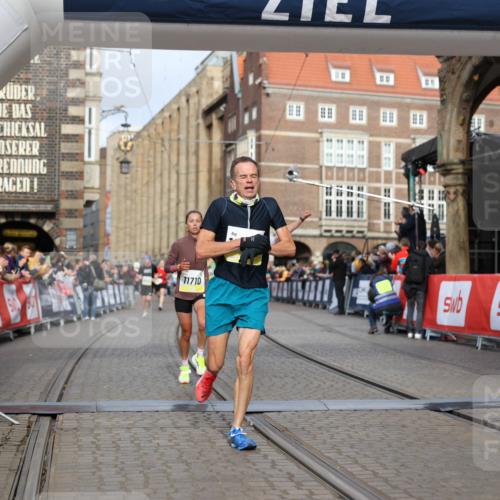 05.10.2025 - 20. swb-Marathon Bremen Yannick Fuchs http://msf.ph/oto/9243389 05.10.2025 10:41:59 Ziel 9884, 10880, 11581, 11710 meine-sportfotos.de