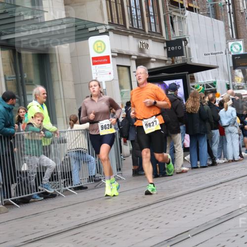 05.10.2025 - 20. swb-Marathon Bremen Strokosch-Dieckow http://msf.ph/oto/9243439 05.10.2025 10:49:20 Ziel 9218, 9233, 9369, 9452, 9626, 9627, 9696, 9761, 9889, 10170, 10346, 10381, 10636, 10712, 10726, 10781, 10873, 10888, 11091, 11487, 11579, 11692, 9218, 9233, 9369, 9452, 9626, 9627, 9696, 9761, 9889, 10170, 10346, 10381, 10636, 10712, 10726, 10781, 10873, 10888, 11091, 11487, 11579, 11692 meine-sportfotos.de