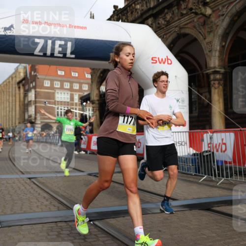 05.10.2025 - 20. swb-Marathon Bremen Yannick Fuchs http://msf.ph/oto/9243519 05.10.2025 10:42:01 Ziel 9884, 10104, 10691, 10880, 11581, 11710 meine-sportfotos.de