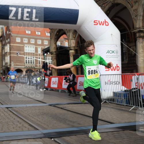 05.10.2025 - 20. swb-Marathon Bremen Yannick Fuchs http://msf.ph/oto/9243561 05.10.2025 10:42:02 Ziel 9884, 10104, 10155, 10691, 10880, 11581, 11710 meine-sportfotos.de