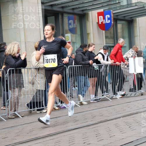 05.10.2025 - 20. swb-Marathon Bremen Strokosch-Dieckow http://msf.ph/oto/9243578 05.10.2025 10:49:25 Ziel 9218, 9369, 9452, 9626, 9627, 9696, 9761, 9889, 10159, 10170, 10346, 10636, 10712, 10726, 10781, 10873, 10888, 10946, 11091, 11579, 11642, 11692, 11749, 9218, 9369, 9452, 9626, 9627, 9696, 9761, 9889, 10159, 10170, 10346, 10636, 10712, 10726, 10781, 10873, 10888, 10946, 11091, 11579, 11642, 11692, 11749 meine-sportfotos.de