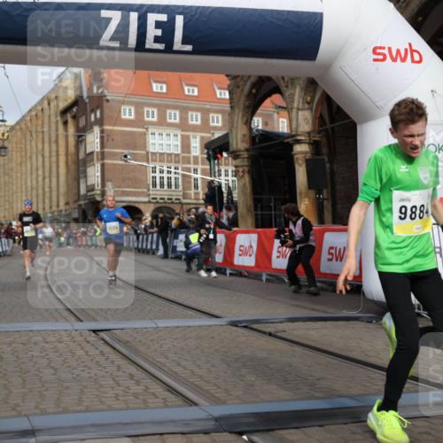 05.10.2025 - 20. swb-Marathon Bremen Yannick Fuchs http://msf.ph/oto/9243579 05.10.2025 10:42:02 Ziel 9884, 10104, 10155, 10691, 10880, 11581, 11710 meine-sportfotos.de
