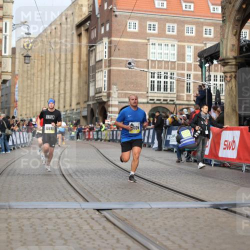 05.10.2025 - 20. swb-Marathon Bremen Yannick Fuchs http://msf.ph/oto/9243607 05.10.2025 10:42:02 Ziel 9884, 10104, 10155, 10691, 10880, 11581, 11710 meine-sportfotos.de