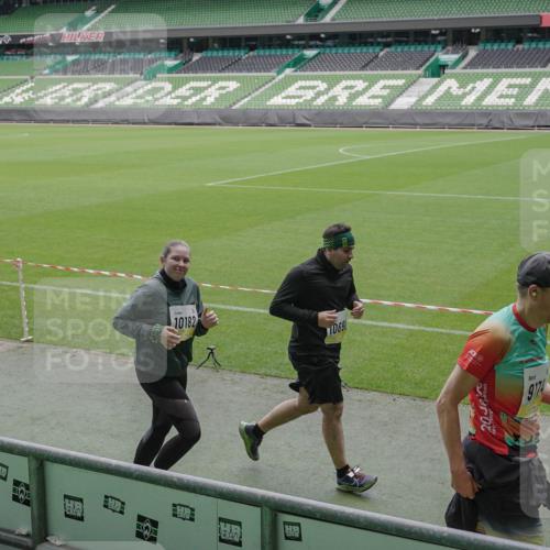 05.10.2025 - 20. swb-Marathon Bremen Michael Burmester http://msf.ph/oto/9243630 05.10.2025 10:36:12 Laufen im Stadion 7123, 7177, 7178, 7908, 8585, 9005, 9173, 9174, 9215, 9231, 9278, 9327, 9330, 9346, 9349, 9370, 9371, 9378, 9389, 9433, 9443, 9450, 9451, 9454, 9462, 9516, 9518, 9542, 9568, 9608, 9609, 9611, 9613, 9634, 9635, 9686, 9737, 9747, 9880, 9904, 9914, 9937, 9954, 9962, 9977, 10006, 10039, 10059, 10063, 10079, 10084, 10127, 10138, 10139, 10143, 10182, 10219, 10228, 10250, 10293, 10311, 10324, 10336, 10353, 10357, 10359, 10367, 10391, 10406, 10560, 10901, 7163 meine-sportfotos.de