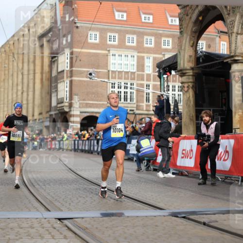 05.10.2025 - 20. swb-Marathon Bremen Yannick Fuchs http://msf.ph/oto/9243651 05.10.2025 10:42:03 Ziel 9884, 10104, 10155, 10691, 10880, 11581, 11710 meine-sportfotos.de